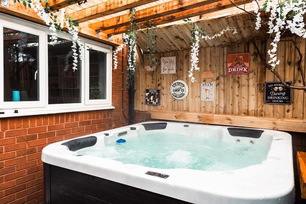 Ferienhaus Elegant 2 Bed With Hot Tub And A Host Of Amenities