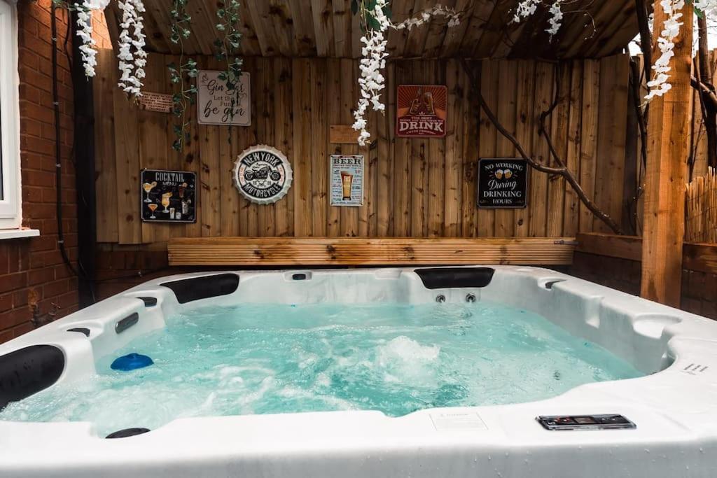 Elegant 2 Bed With Hot Tub And A Host Of Amenities Ferienhaus *
