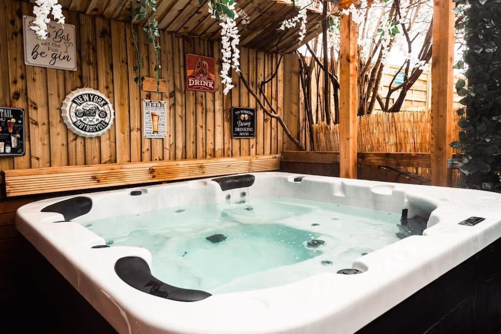 Elegant 2 Bed With Hot Tub And A Host Of Amenities Ferienhaus