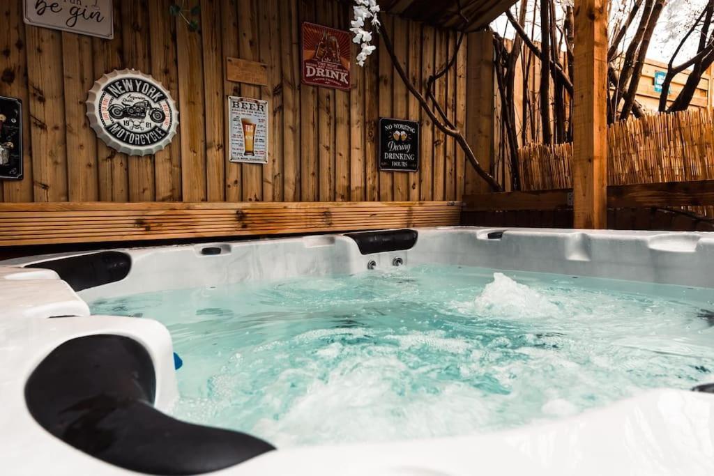 Elegant 2 Bed With Hot Tub And A Host Of Amenities Ferienhaus Liverpool