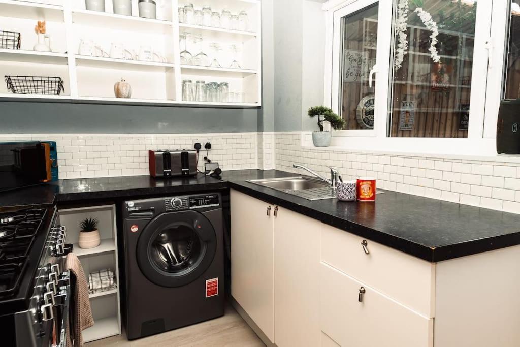 Ferienhaus Elegant 2 Bed With Hot Tub And A Host Of Amenities