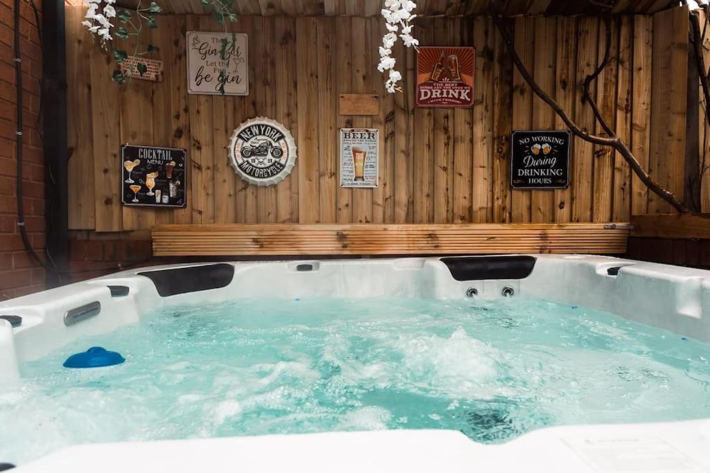 Elegant 2 Bed With Hot Tub And A Host Of Amenities Ferienhaus