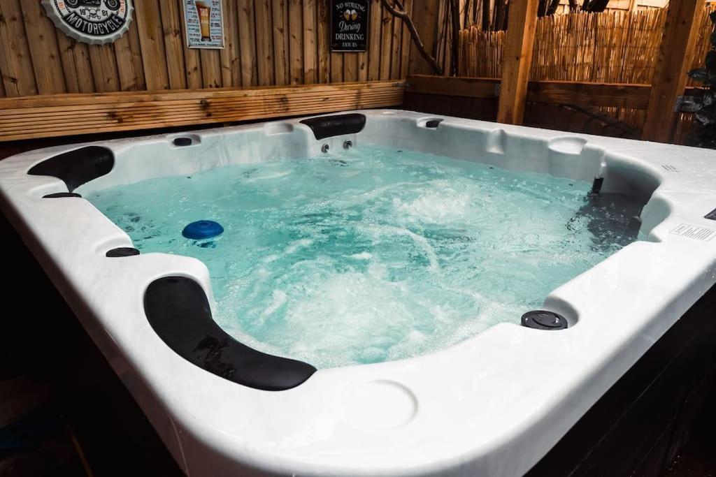 Elegant 2 Bed With Hot Tub And A Host Of Amenities Ferienhaus