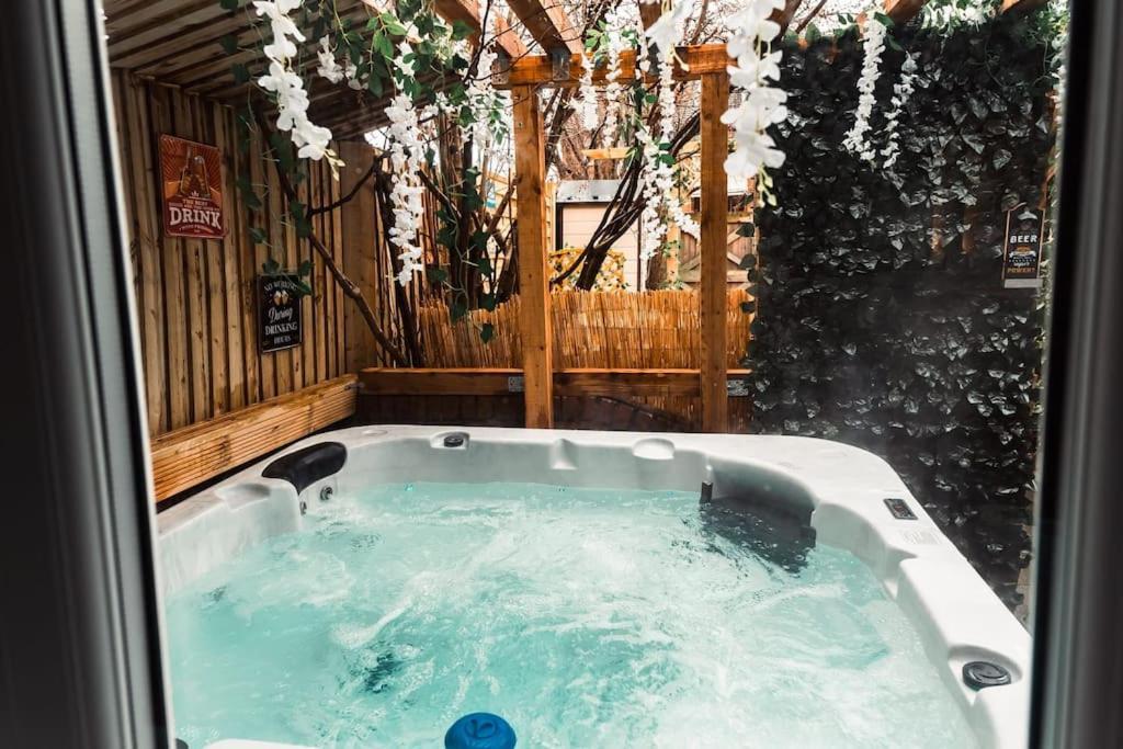 Elegant 2 Bed With Hot Tub And A Host Of Amenities Ferienhaus Liverpool