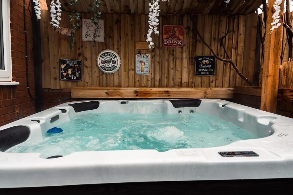 Ferienhaus Elegant 2 Bed With Hot Tub And A Host Of Amenities