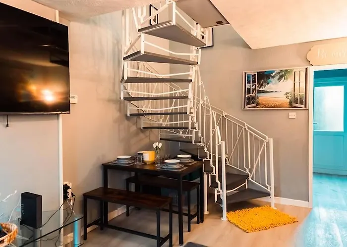 Elegant 2 Bed With Hot Tub And A Host Of Amenities