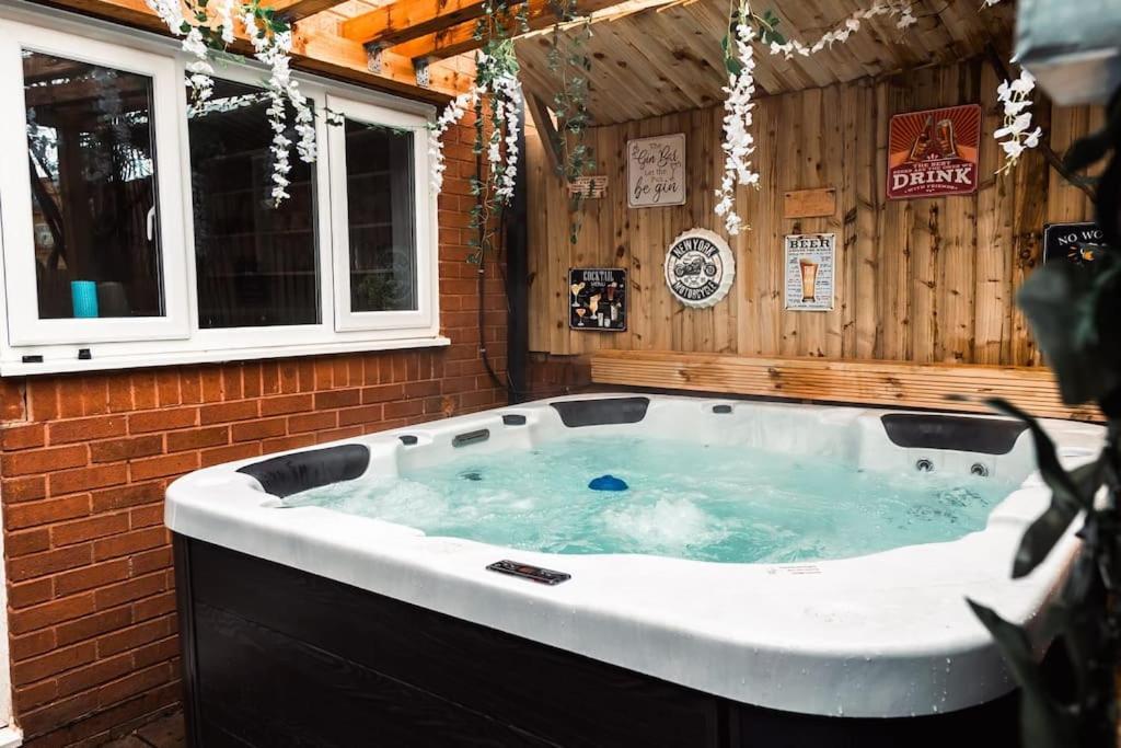 Hébergement de vacances Elegant 2 Bed With Hot Tub And A Host Of Amenities *