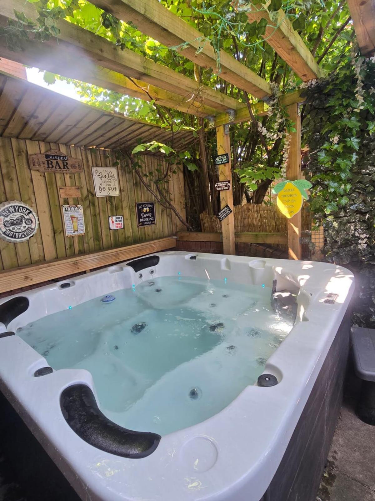 Elegant 2 Bed With Hot Tub And A Host Of Amenities Hébergement de vacances *